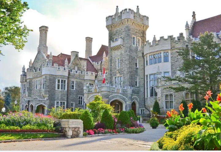 10 cele mai bantuite locuri din lume, imagine care arata Casa Loma, Toronto, Canada.