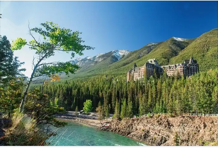 10 cele mai bantuite locuri din lume, imagine care arata Fairmont Banff Springs.