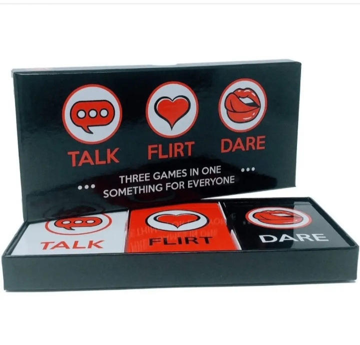 Imagine care arata joc romantic, flirt sau indrazneala.